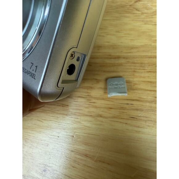 Olympus FE-210 Digital Camera 7.1 MP + Strap + OEM Cables (TESTED) Silver AA Bat - Picture 9 of 10